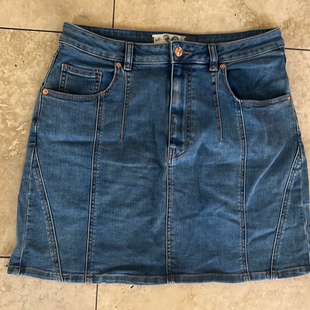 Free people Jean mini skirt. Size 30 waist. Stretchy. Great condition.